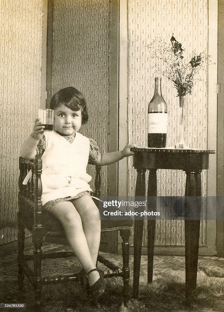 Cheers ! (France). Ca. 1930.