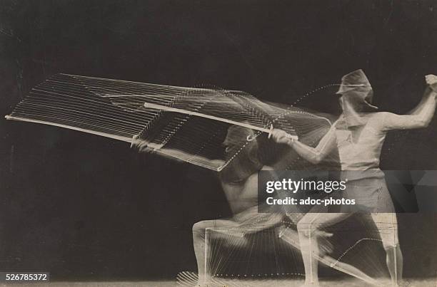 Chronophotograph of a fencer . In 1906.