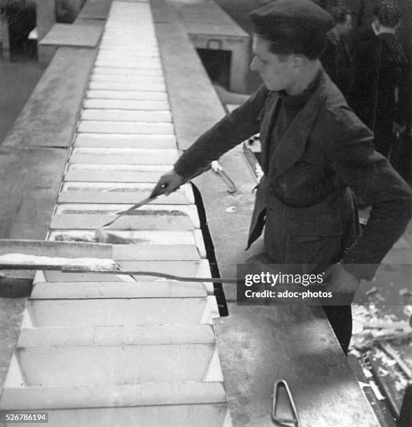 Worker of the Pechiney aluminium factory . Ca. 1950.