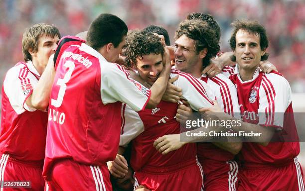 Bundesliga 04/05, Hannover, 16.04.05; Hannover 96 - FC Bayern Muenchen; Die Bayern jubeln ueber den Treffer zum 1:0 von Owen HARGREAVES/Bayern