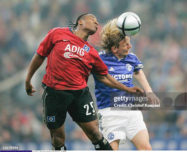 Bundesliga 04/05, Gelsenkirchen, 16.04.05; FC Schalke 04 - Hamburger SV 1:3; Emile MPENZA/HSV, Christian POULSEN/Schalke;