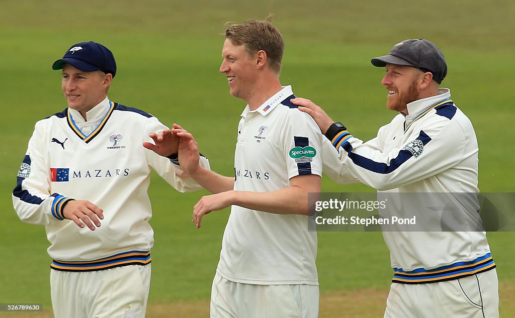 Nottinghamshire v Yorkshire - Specsavers County Championship: Division One