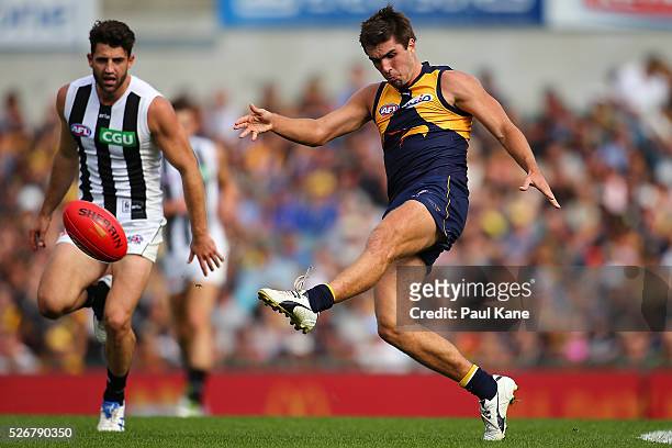 Andrew Gaff of the Eagles passes the ball during the round six AFL match between the West Coast Eagles and the Collingwood Magpies at Domain Stadium...
