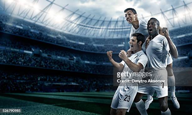 stadio di calcio e calcio giocatori felice dopo la vittoria - lega di calcio foto e immagini stock