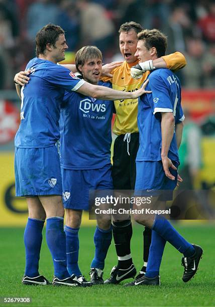 Bundesliga 04/05, Kaiserslautern, 17.04.05; 1. FC Kaiserslautern - VfL Bochum 1:2; Martin MEICHELBECK, Philipp BOENIG und Torschuetze Marcel MALTRITZ...