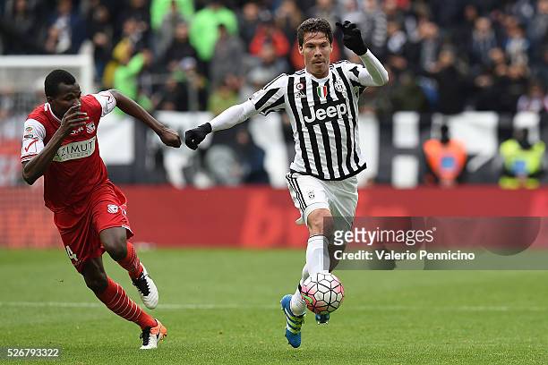 Anderson Hernanes of Juventus FC in action against Isaac Cofie of Carpi FC during the Serie A match between Juventus FC and Carpi FC at Juventus...