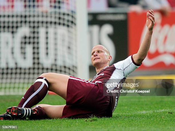 Bundesliga 04/05, Kaiserslautern, 17.04.05; 1. FC Kaiserslautern - VfL Bochum 1:2; Carsten JANCKER/Lautern liegt am Boden