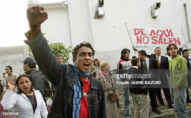 Un joven grita consignas contra el gobierno de Brasil por haber dado asilo politico al ex presidente del Ecuador Lucio Gutierrez, en las afueras de...