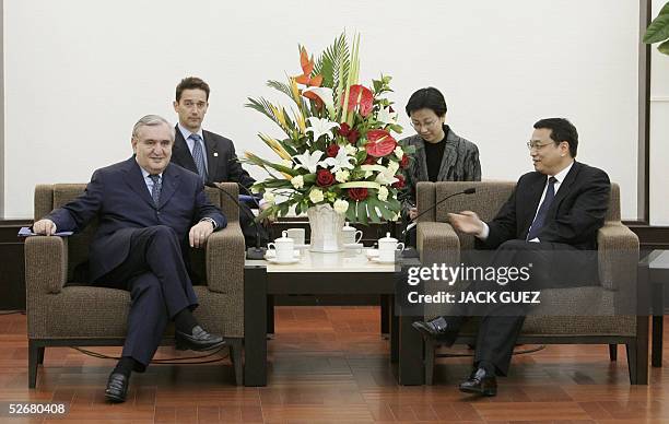 French Prime Minister Jean-Pierre Raffarin meets with regional secretary of Liaoning province, Li Keqiang in Shenyang, 22 April 2005. Raffarin is on...