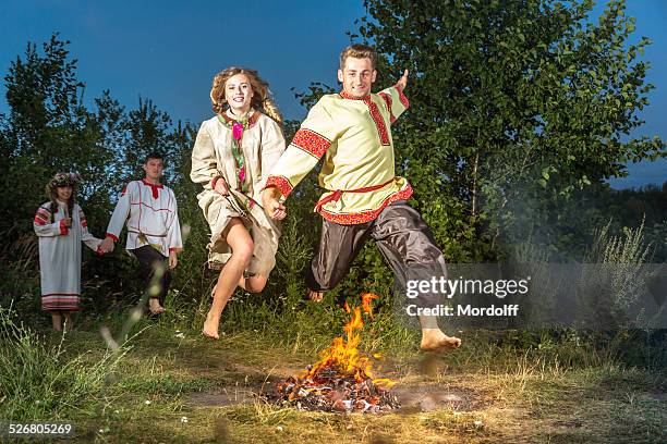 pulando fogueira no folk festival - mid summer fire - fotografias e filmes do acervo