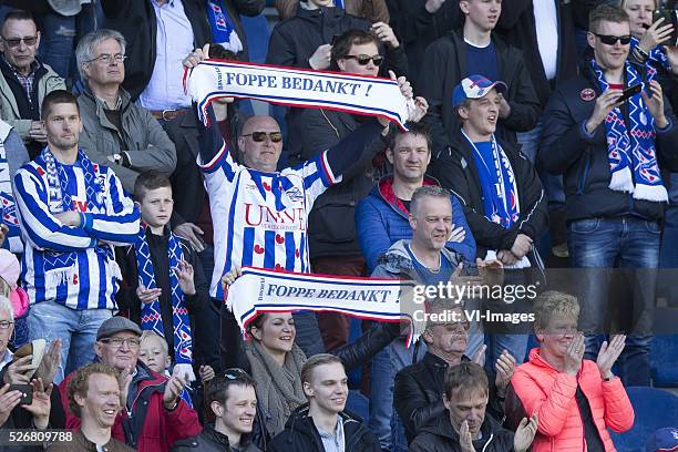 Heerenveen, trainer Foppe de Haan of SC Heerenveen, supporters, sjaaltje, sjaal during the Dutch Eredivisie match between sc Heerenveen and FC...