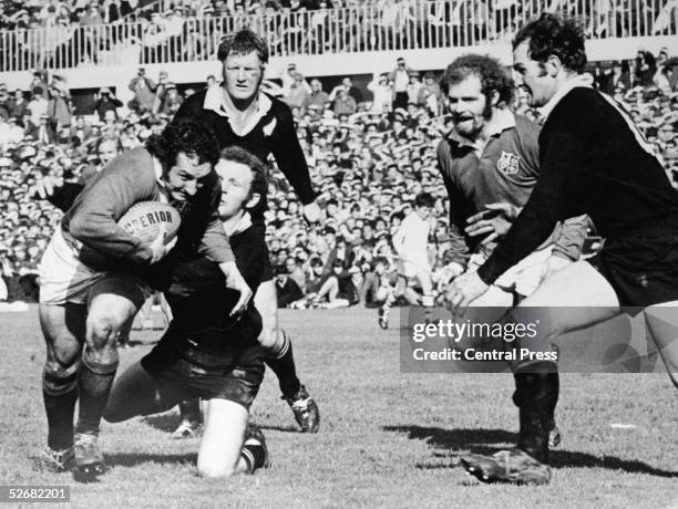 British Lions scrum half Gareth Edwards starts the movement which ended with loose forward Peter Dixon going over for a try, 20th August 1971. Wayne...