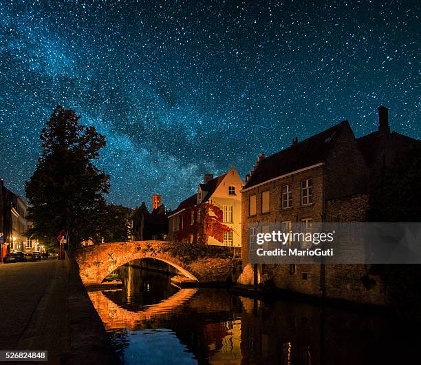 bruges at night - bruges stockfoto's en -beelden