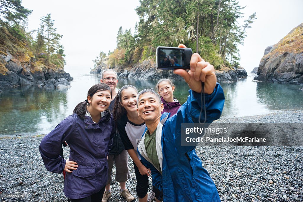 Multi-etnico escursioni Famiglia in posa per un Selfie sul selvaggio e remoto spiaggia
