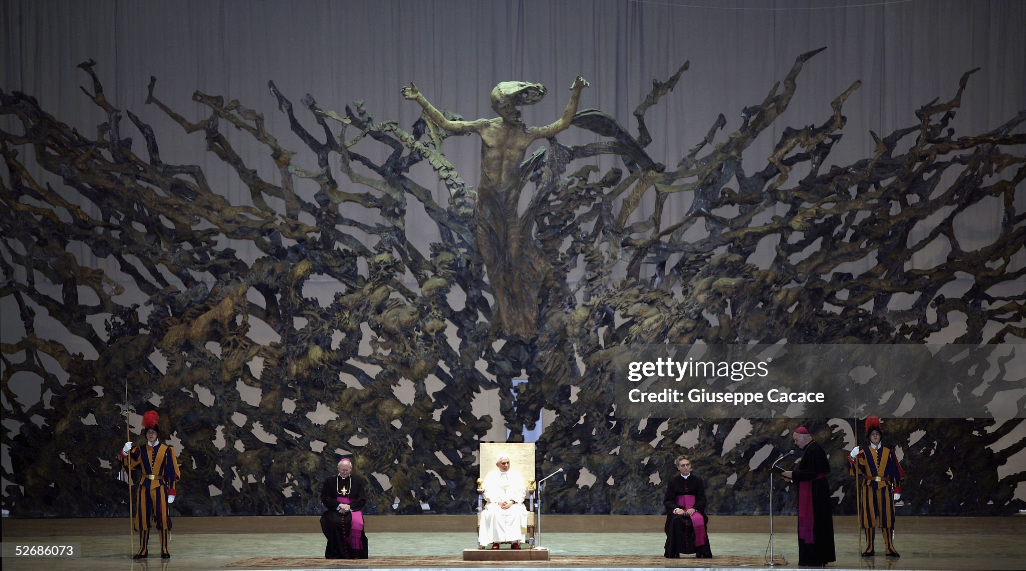 new-pope-meets-the-media-at-paul-vi-hall.jpg