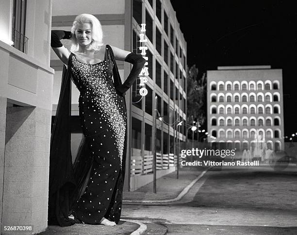 Swedish actress Anita Ekberg on the set of Boccaccio 70, segment "Le tentazioni del dottor Antonio", directed by Federico Fellini.