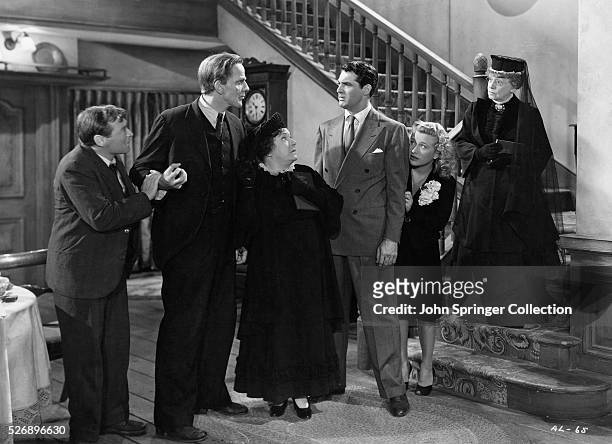 The cast of Arsenic and Old Lace acting in an ensemble scene. The film stars : Peter Lorre, Raymond Massey, Josephine Hull, Cary Grant, Priscilla...