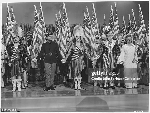 The stars of Yankee Doodle Dandy from left to right, Jeanne Cagney, James Cagney, Joan Leslie, Walter Huston, Rosemary DeCamp.