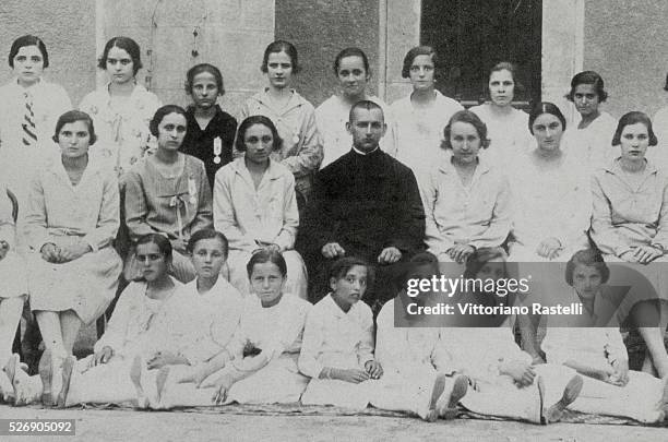 Group school. At the center, behind Jambrekovic father, the young Albanian born Anjez�� Gonxhe Bojaxhiu, future Mother Teresa of Calcutta.