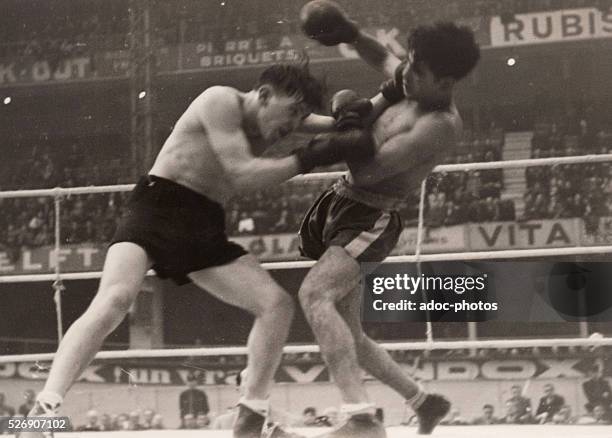 Boxing match between Auguste Dussart and El Houssine in Paris . In April 1944.