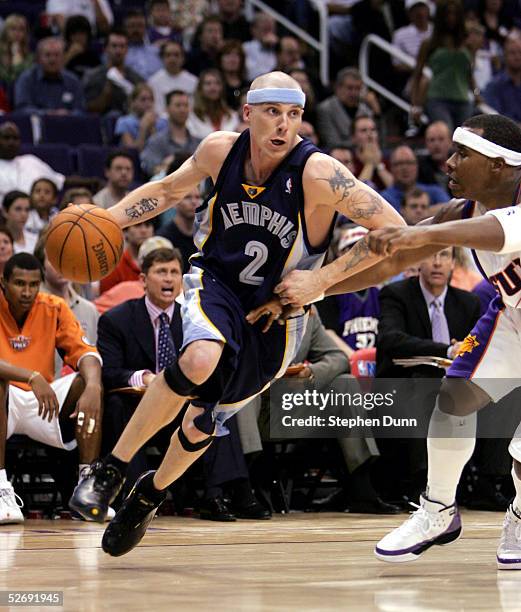 Jason Williams of the Memphis Grizzlies drives with ball around Quentin Richardson of the Phoenix Suns in game one of the Western Conference...