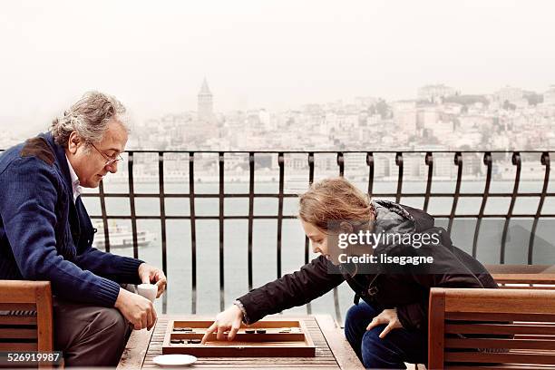 祖父と孫娘がバックギャモン - backgammon ストックフォトと画像