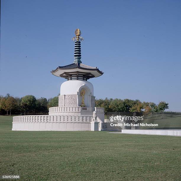 Poguta 25 Milton Keynes Peace Pagoda Stock Photos, High-Res Pictures, and ...
