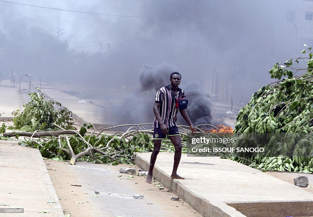 An inhabitent pases burning barricades i
