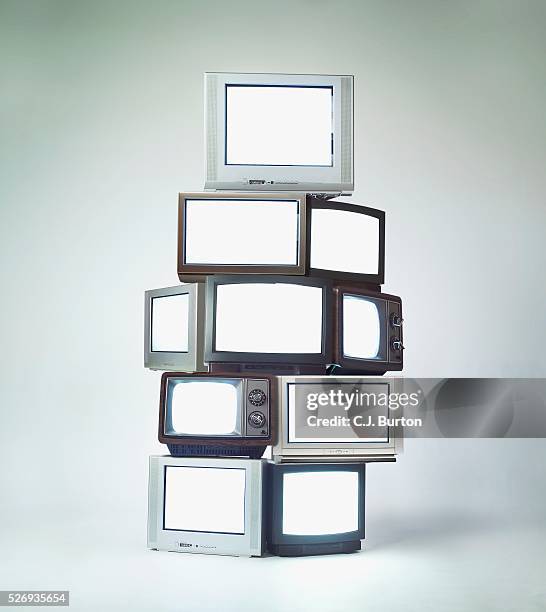 stack of televisions - fernsehen stock-fotos und bilder