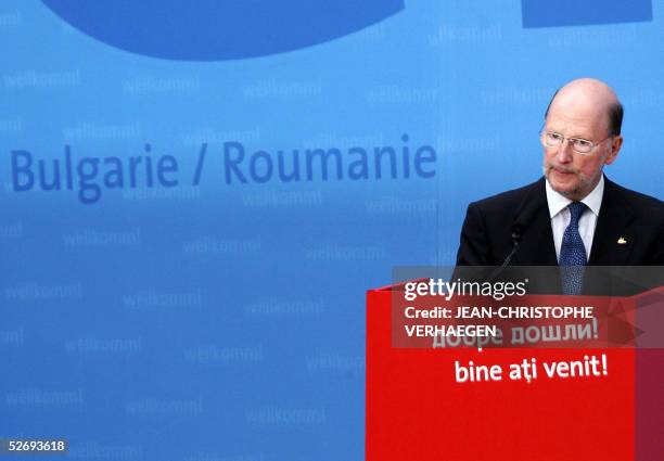 Romanian Prime Minister Simeon Saxe-Coburg gives a speech after the signautre of the treaty of the accession of Bulgaria to the European Union, 25...