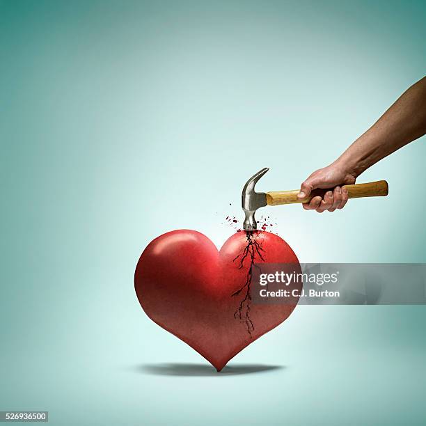 hammer breaking a heart - coeur brisé photos et images de collection