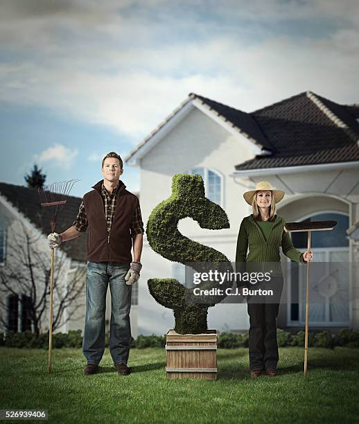 portrait of gardeners standing next to dollar shaped plant - topiary 個照片及圖片檔