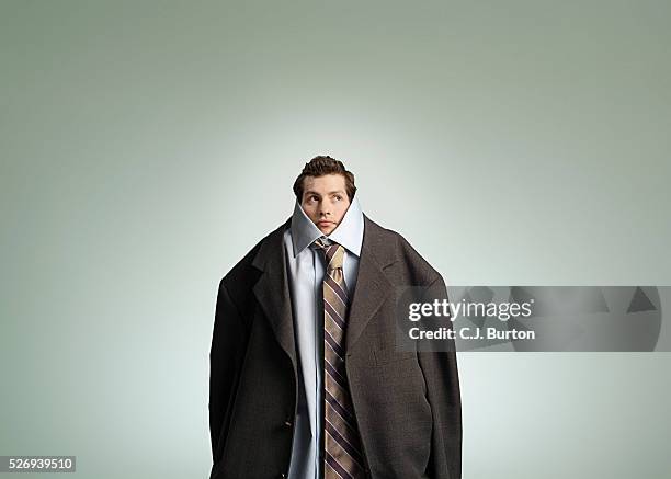 man wearing oversized suit - demasiado grande fotografías e imágenes de stock