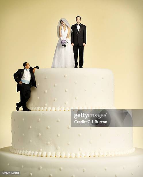 three people on wedding cake - wedding cake stock-fotos und bilder