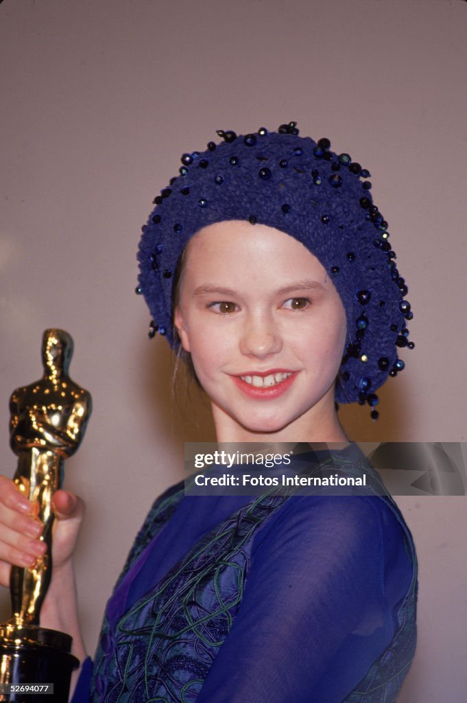 Anna Paquin Poses With Her Oscar