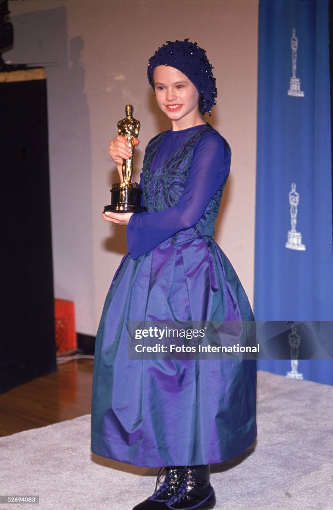 Anna Paquin Poses With Her Oscar