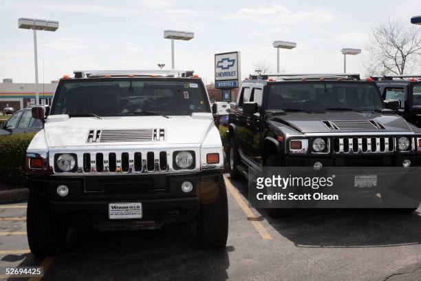 Hummer H2 sport utility vehicles sit on the lot of a suburban Chicago dealership April 25, 2005 in Schaumburg, Illinois. General Motors announced...