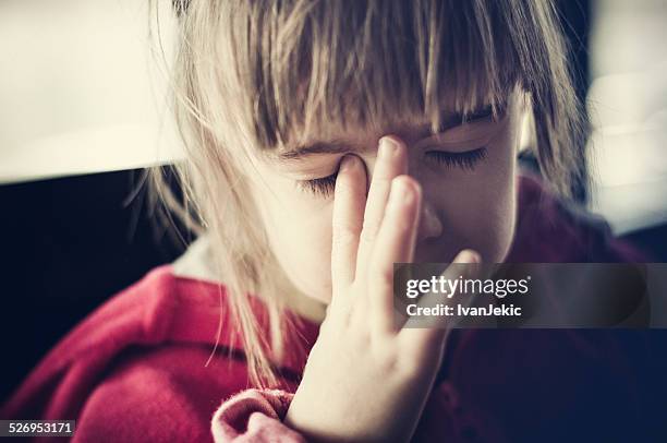 kind kopfschmerz und ungläubigkeit - ungläubigkeit stock-fotos und bilder