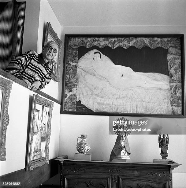 The artist Tsugouharu Foujita in front of his painting "Reclining Nude with Toile de Jouy". In 1953. Artist copyright must also be cleared �� ADAGP.