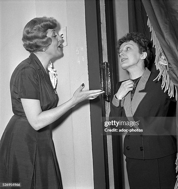 The French singers Suzy Delair and Edith Piaf . In 1951.