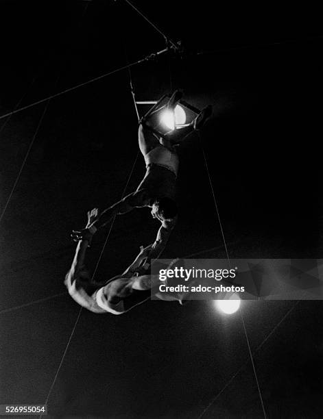 High Risk Acrobats 33 Acrobats Of Medrano Photos & High Res Pictures - Getty Images