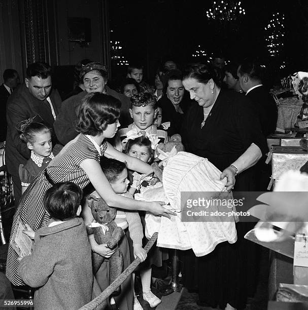 Germaine Coty at the Christmas party at the Elysee Palace in Paris . In December 1954.