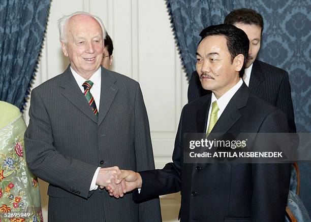 Mongolian President Natsagiin Bagabandi is welcomed by his Hungarian counterpart Ferenc Madl in the Blue Hall of the presidental residency at Sandor...