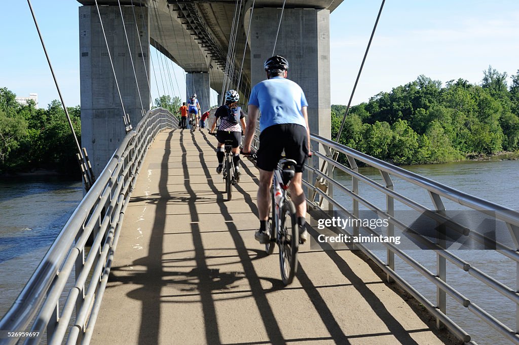 Faire du vélo au pont de James River à Richmond