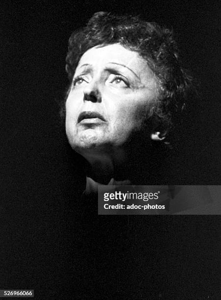 The French singer Edith Piaf at a concert . In 1959.