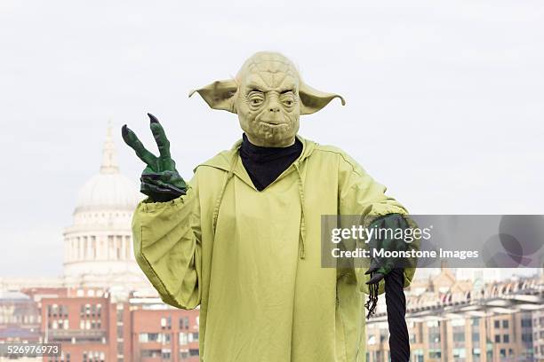 yoda street performer on the south bank, london - yida stock pictures, royalty-free photos & images