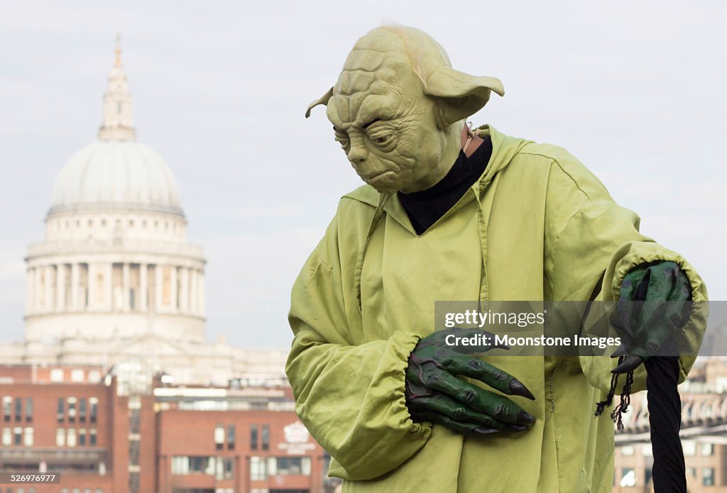 Yoda artista ambulante en la ribera sur, Londres
