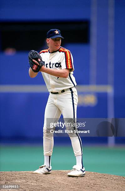 Pitcher Curt Schilling of the Houston Astros waits for the pitch sign during a 1991 season MLB game against the Pittsburgh Pirates at Three Rivers...