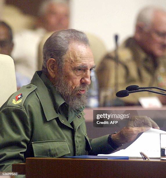 El presidente cubano Fidel Castro habla el 26 de abril de 2005 en el Palacio de las Convenciones en La Habana. Castro llamo este martes a su homologo...
