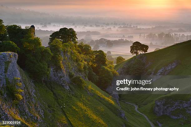 peveril castle, summer sunrise, castleton, english peak district. uk. europe. - peak district national park 個照片及圖片檔